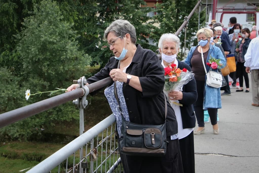 Banjalučani spuštanjem cvijeća u Vrbas odali poštu svim civilnim žrtvama rata u BiH