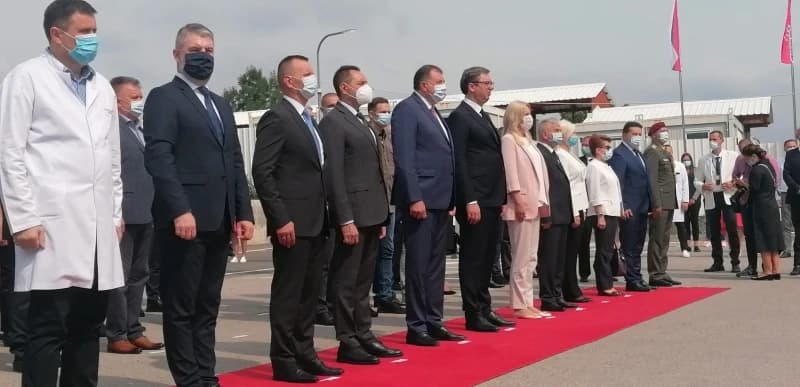 Vučić i dalje negira genocid u Srebrenici, a gradio bi povjerenje
