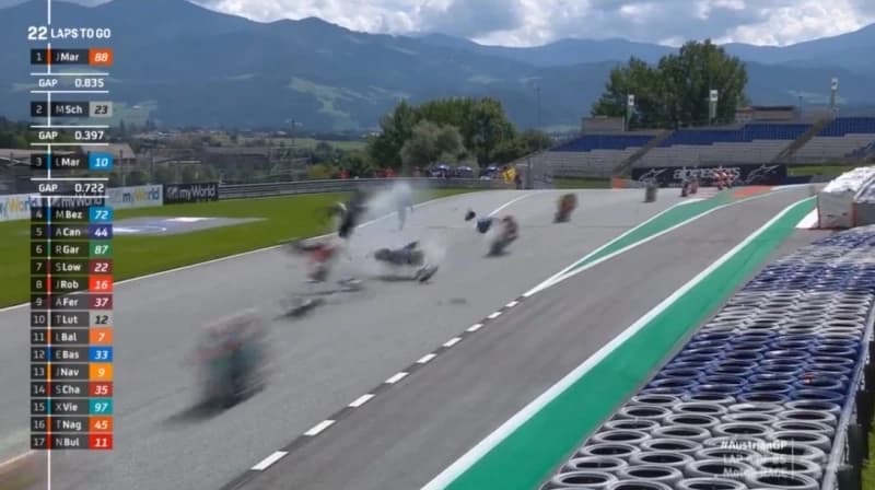  Težak pad Hafyzha Syahrina nakon što je prepolovio motor svog rivala