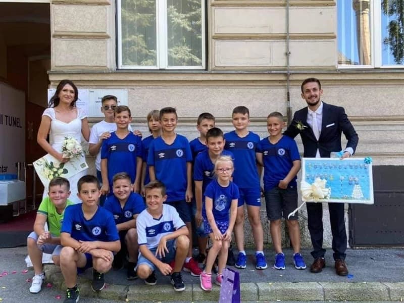 Iznenađenje: Omladinci Želje na poseban način treneru čestitali sklapanje braka 