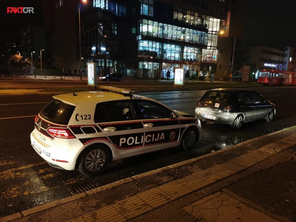 Automobil udario u ogradu tramvajskog stajališta "Socijalno"