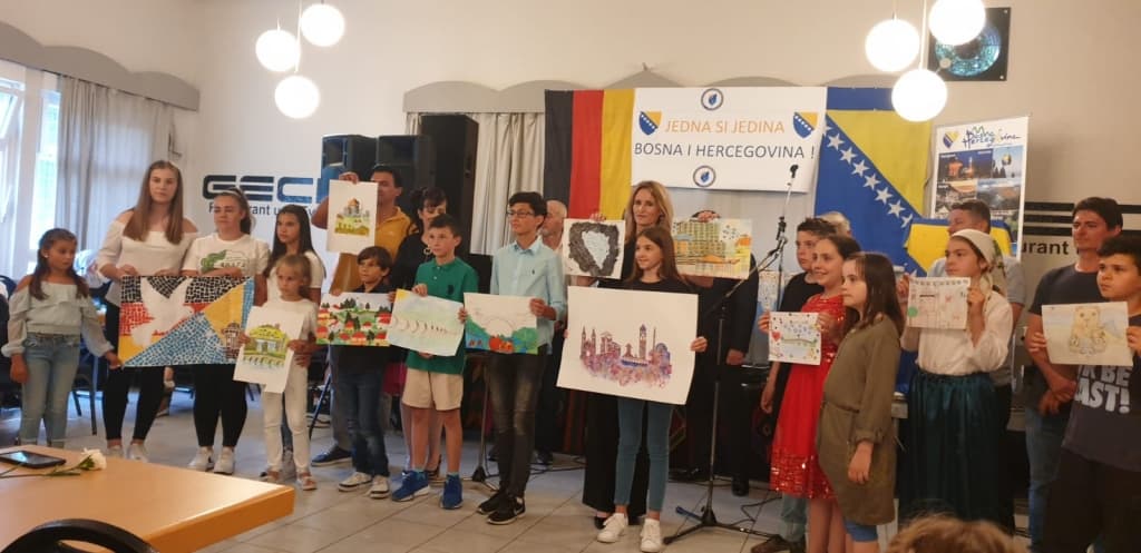 1 DETALJ SA MANIFESTACIJE U STUTTGARTU.jpg