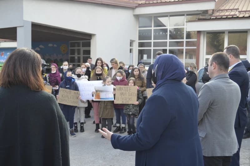 Protest roditelja djece koja pohađaju školu u Potočarima: Nema grijanja, učionice pune vlage, loši mokri čvorovi...