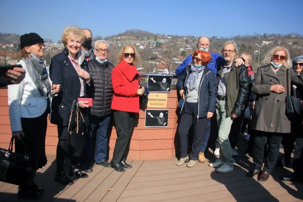 Tuzla: Građani otkrili ploču s natpisom "Most Panonskog mornara - Đorđe Balašević"