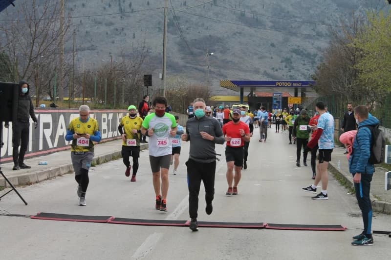 Više stotina trkača učestvovalo na petom Mostarskom polumaratonu