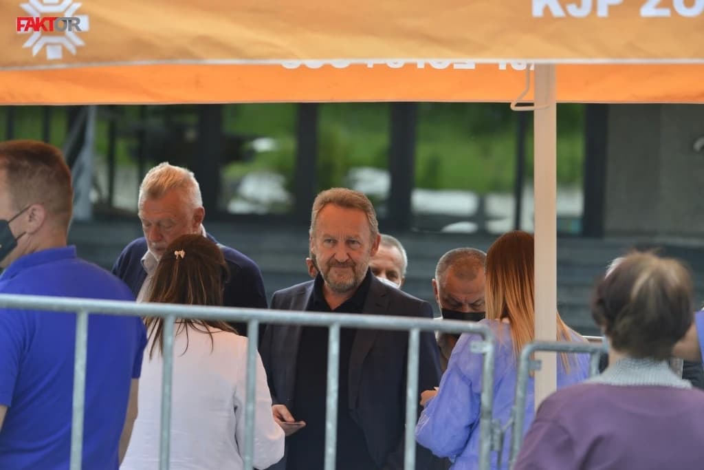 Bakir Izetbegović jutros čekao u redu, dobio vakcinu protiv COVID-19 u Zetri