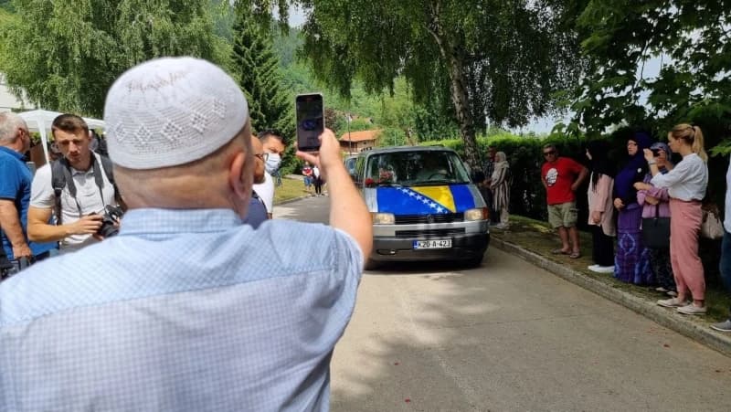 Suzama i dovama iz Visokog ispraćeni tabuti žrtava genocida u Srebrenici