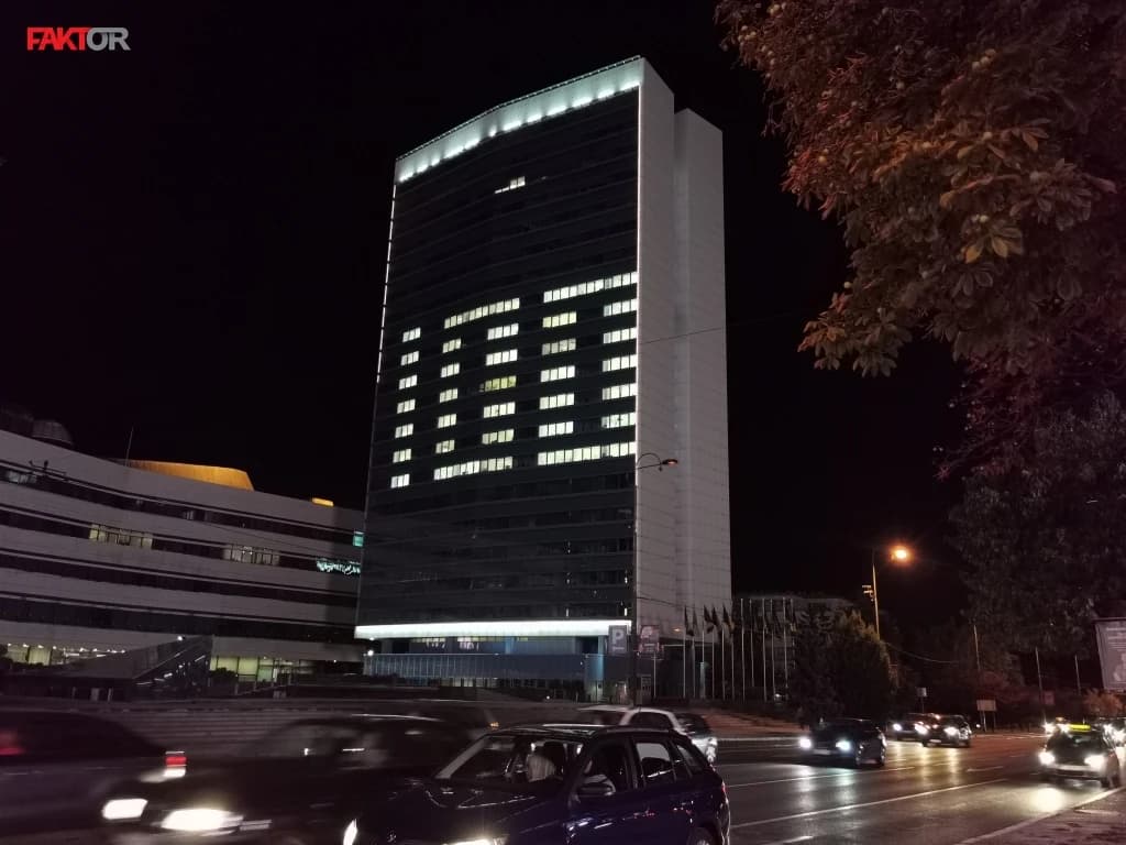 Na zgradi državnih institucija zanimljiva čestitka za Željin veliki jubilej