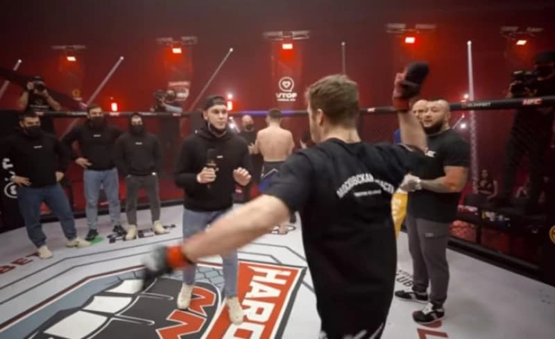 Hardcore u Rusiji: Potencijalnog izazivača gađao mikrofonom, potom nastao haos