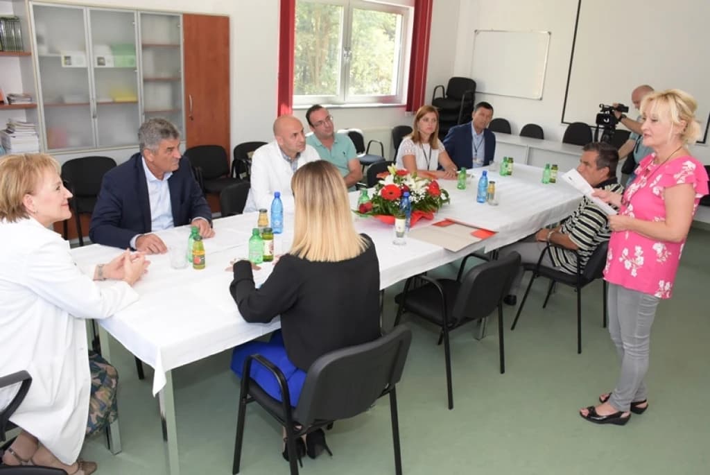 Sedam plastenika javnim ustanovama