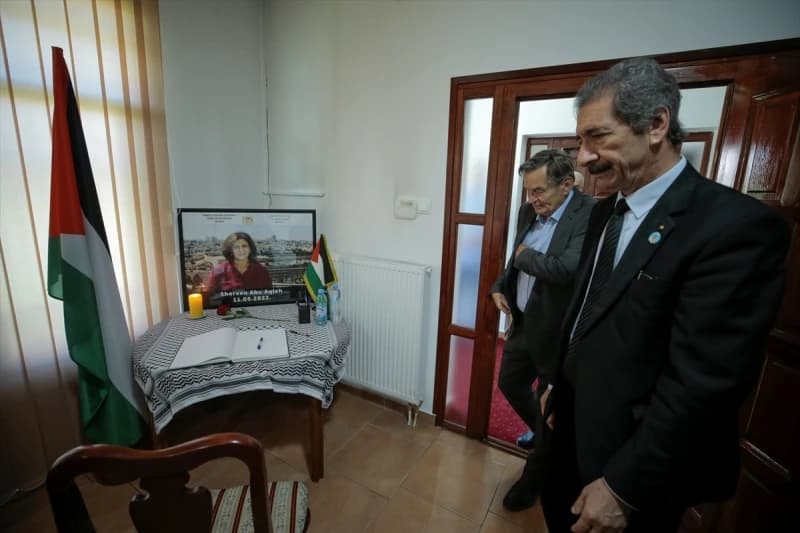 U Palestinskoj ambasadi u BiH otvorena knjiga žalosti za ubijenu novinarku Shireen Abu Akleh