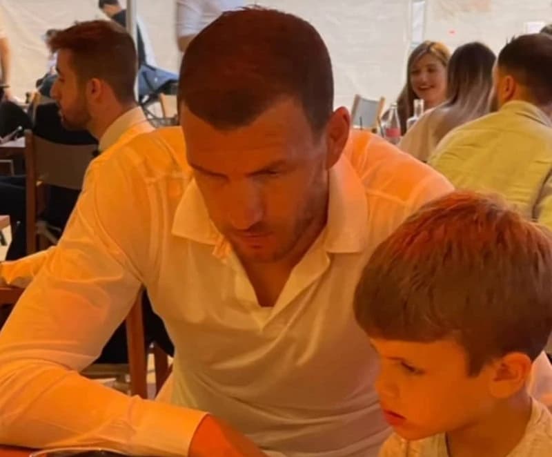 Nije zaboravio Romu: Džeko sa sinom pružio podršku bivšem klubu