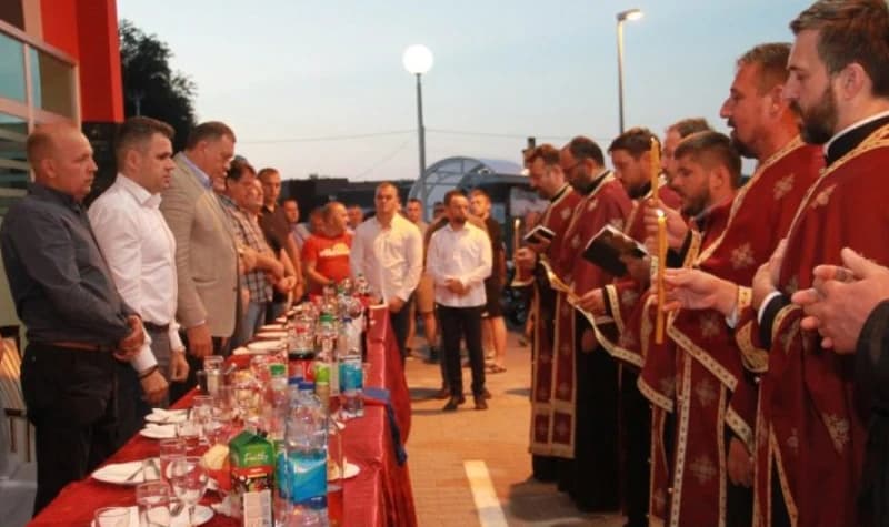 Počeo predizbornu kampanju: Dodik uz sedam sveštenika otvorio benzinsku pumpu na Manjači