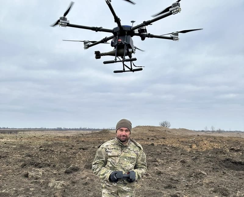 Pogledajte kako bivši ukrajinski teniser dronom baca granate