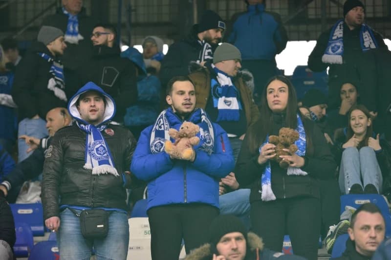 Navijači na meč Željezničar - Sloboda donijeli igračke za djecu Turske i Sirije
