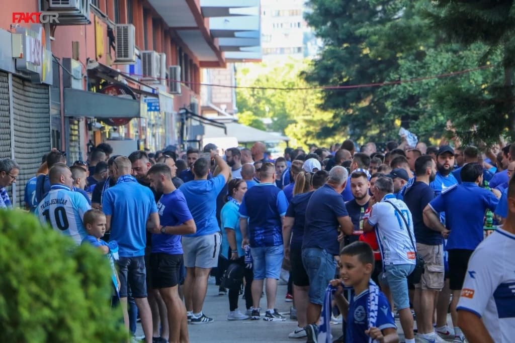 Bulevara Ivice Osima u plavom: Navijači Želje spremni, pjesma ne prestaje