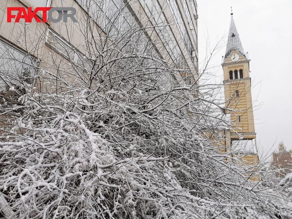 Oblačno sa snijegom, zbog udara vjetra upaljen žuti i narandžasti meteoalarm