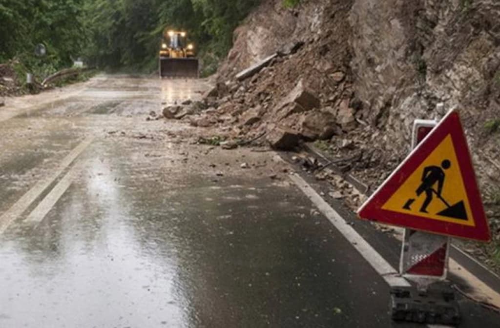 Vozači oprez, poledica i odroni na putevima