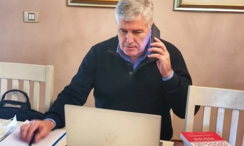 Čović s blagim simptomima, nastavlja rad iz kućne izolacije