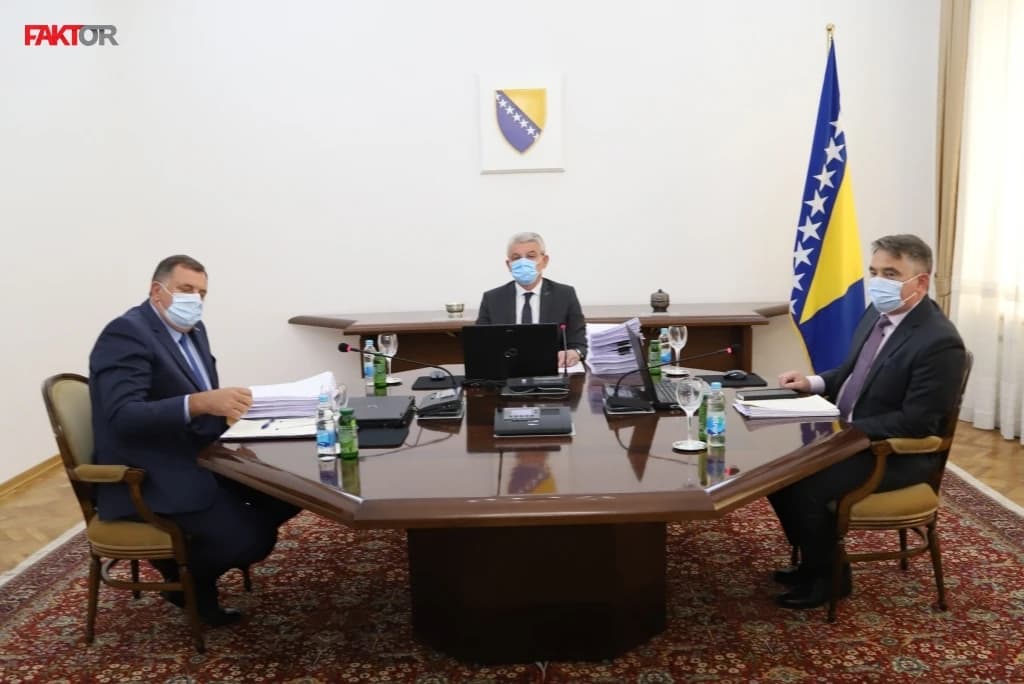 Komšić povukao priznanje Kosova sa dnevnog reda, Dodik sam glasao