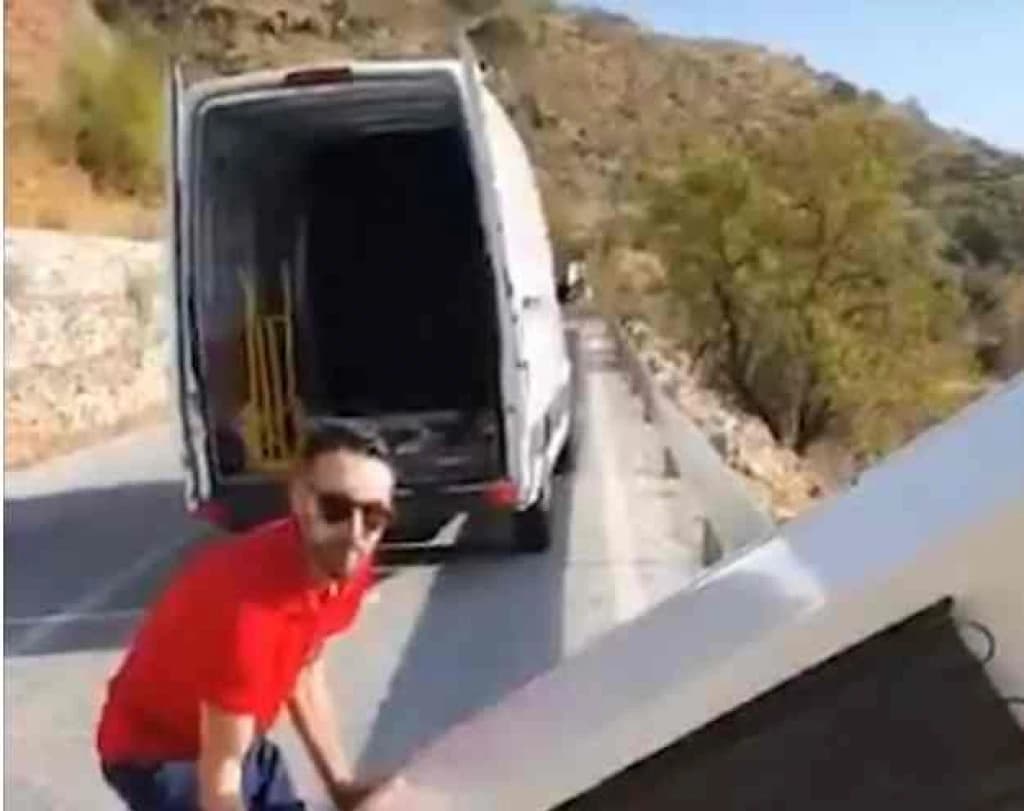 Bacanje frižidera, Španija