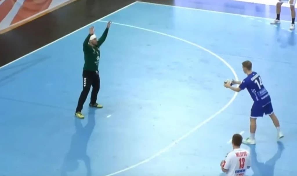 Pogodio golmana u glavu, sudije mu pokazale crveni karton