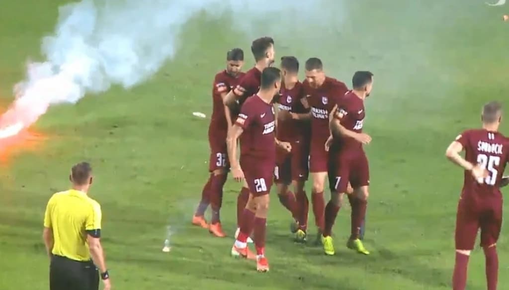Sarajevo preokrenulo, domaći huligani zasuli ih bakljama