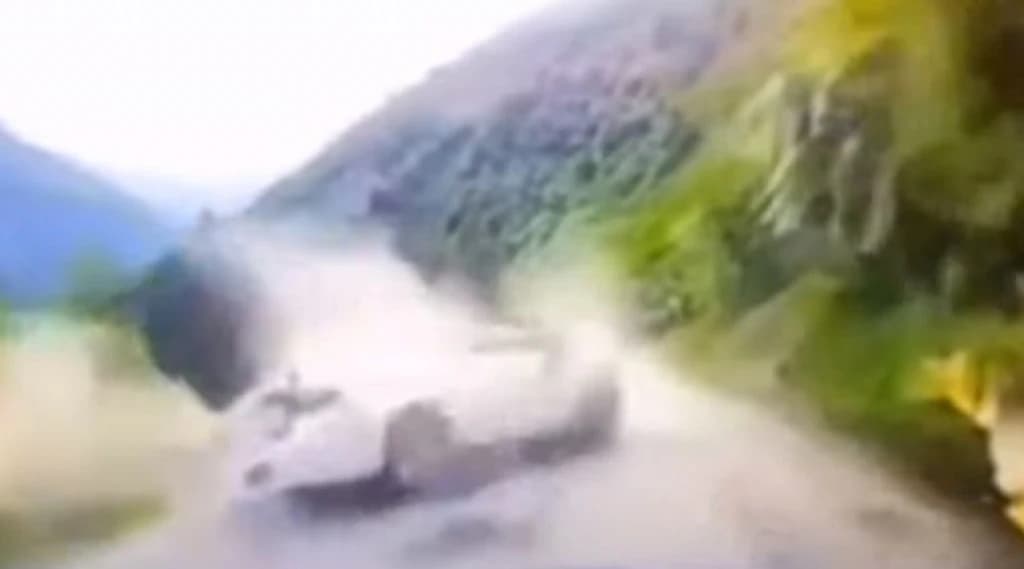 Stijena se obrušila na automobil u pokretu, vozač preživio