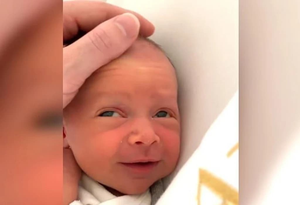 Beba uživa dok joj otac gladi glavu