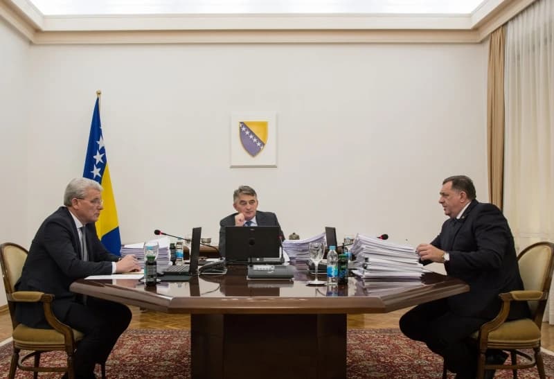 Predsjedništvo poziva Macrona u BiH, Dodik ne želi ugostiti Đukanovića