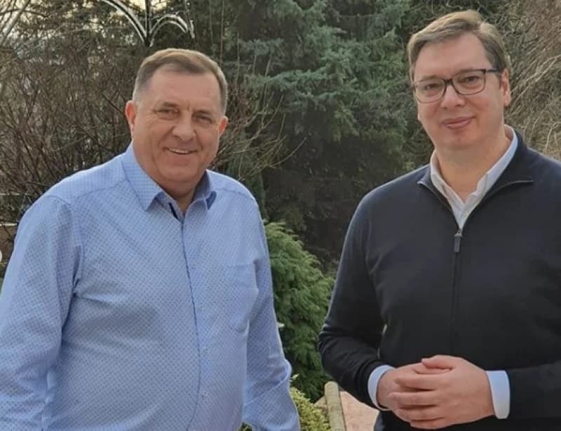 Vučić podijelio zajedničke fotografije: Sa prijateljem Miloradom Dodikom u razgovoru i opuštenoj nedjeljnoj šetnji