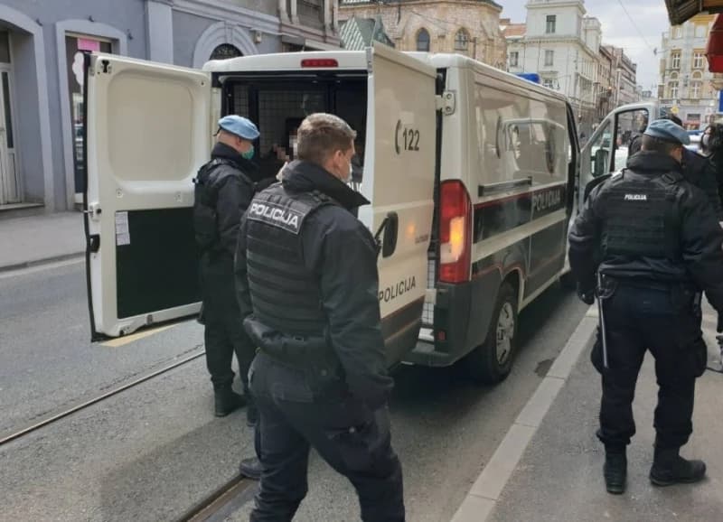 Četiri policajca iz PU Centar u samoizolaciji nakon kontakta sa zaraženim muškarcem