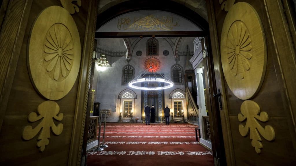 Prizori na koje nismo navikli: U praznim džamijama klanjan prvi teravih-namaz