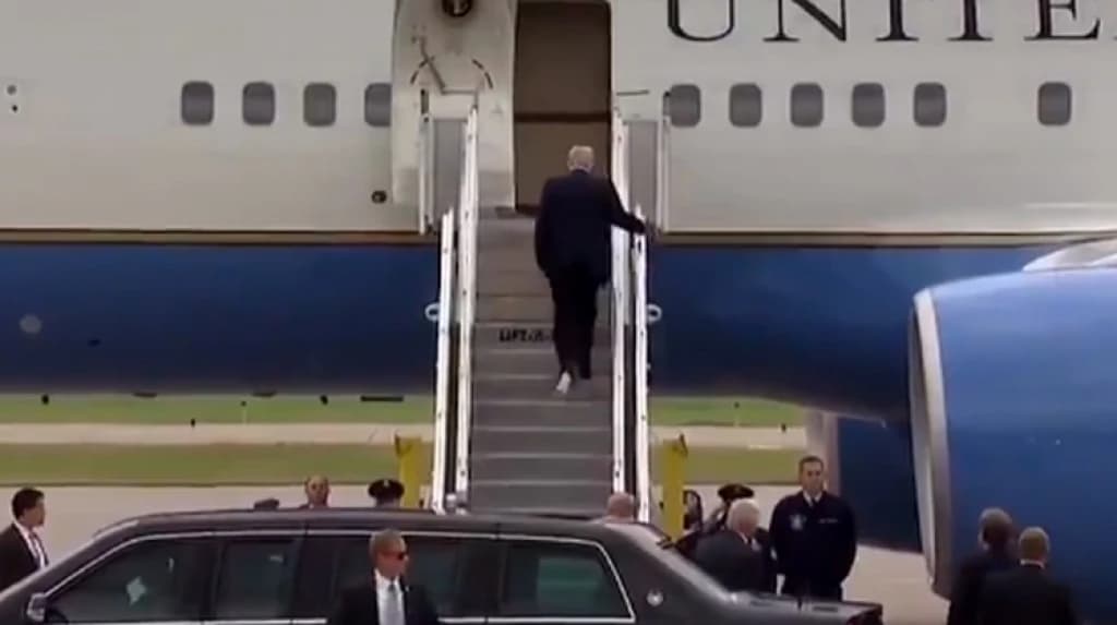 Trump ponovo meta ismijavanja, ukrcao se na avion s WC papirom na cipeli
