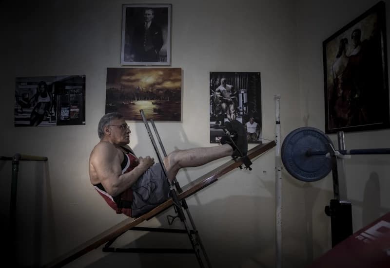 Trening i u doba pandemije: 80-godišnji Turčin stan pretvorio u teretanu