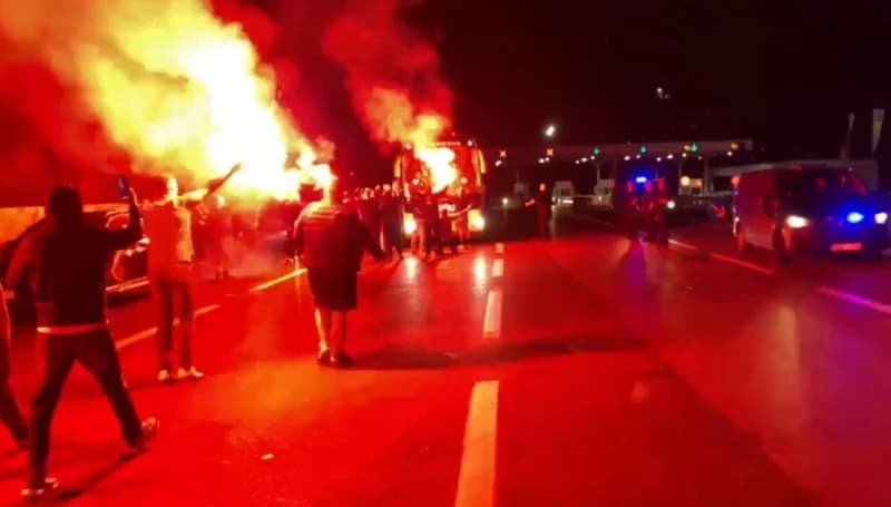 Spektakularna bakljada: Navijači Sarajeva dočekali heroje na povratku iz Zenice