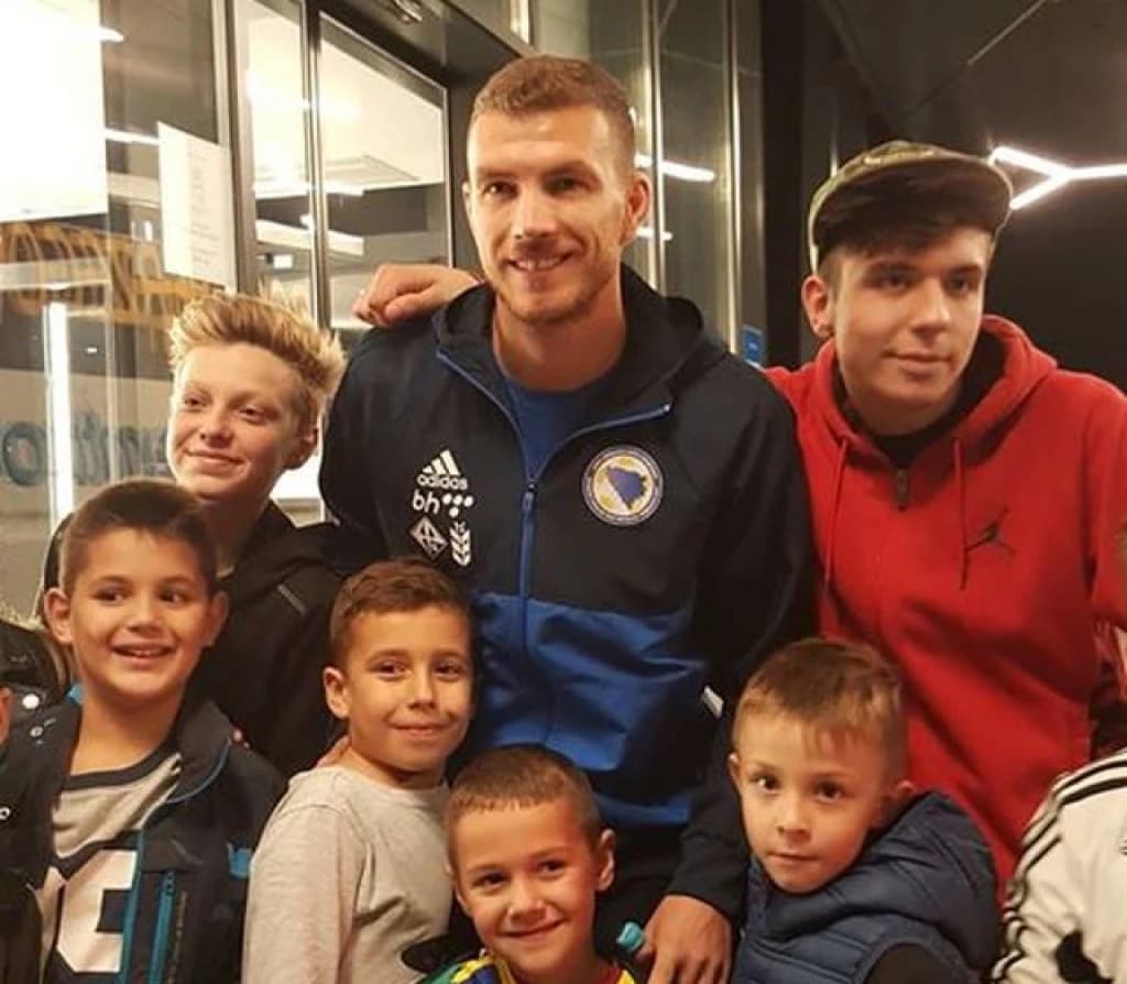 Mališani čekali bh. fudbalere ispred hotela na Ilidži