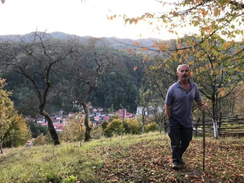 Srebrenica: Mujo Pašić ubijenim sinovima sipa kahvu u fildžane, živi sa sjećanjem na njih