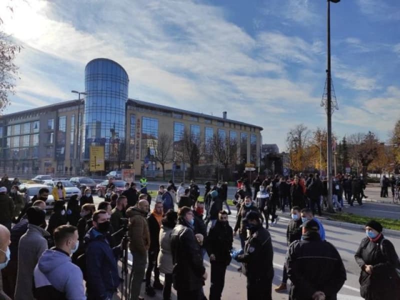 Ugostiteljski radnici u Brčkom protestuju zbog odluke da im se zabrani rad