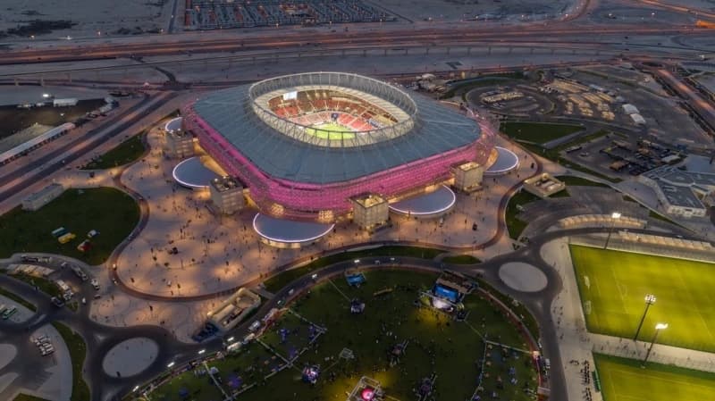 Katar svečano otvorio stadion za SP, izgleda kao svemirski brod usred pustinje